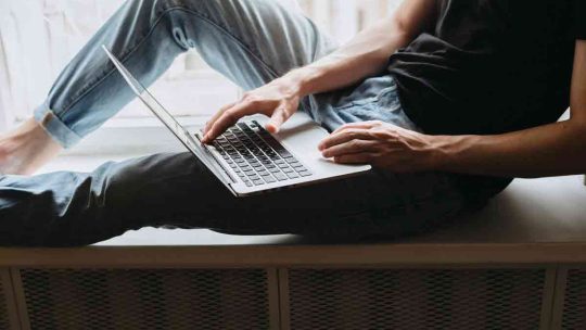 Comment faciliter le changement d&rsquo;adresse pour les abonnements en ligne et les services de streaming ?