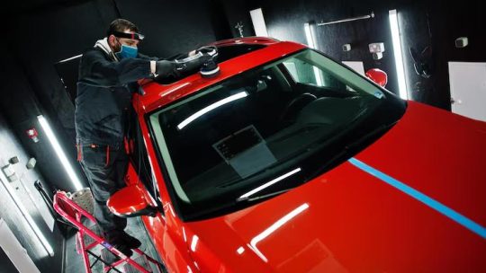 Finition à la main : inspection visuelle de la carrosserie