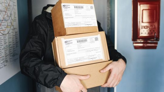 Comment Chronopost et DHL gèrent les pics de demande en livraison express ?