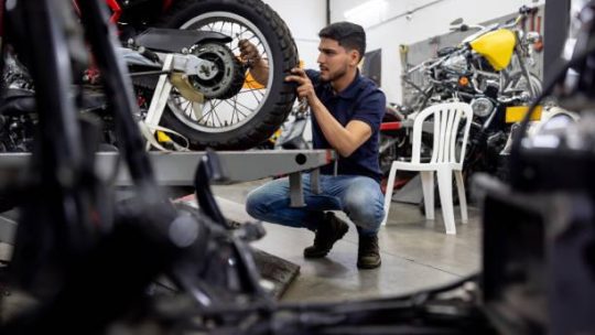 Sangles d&rsquo;arrimage pour moto : fixer sur la remorque