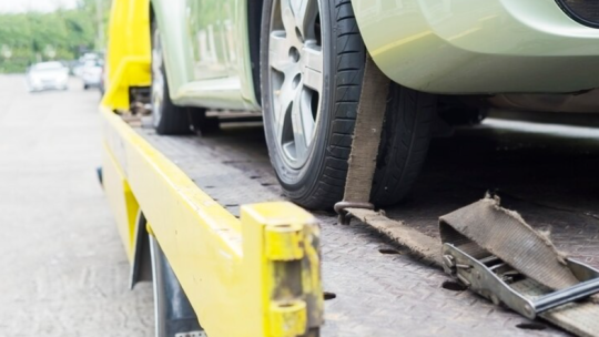 Prix d&rsquo;un remorquage auto : tarifs et suppléments