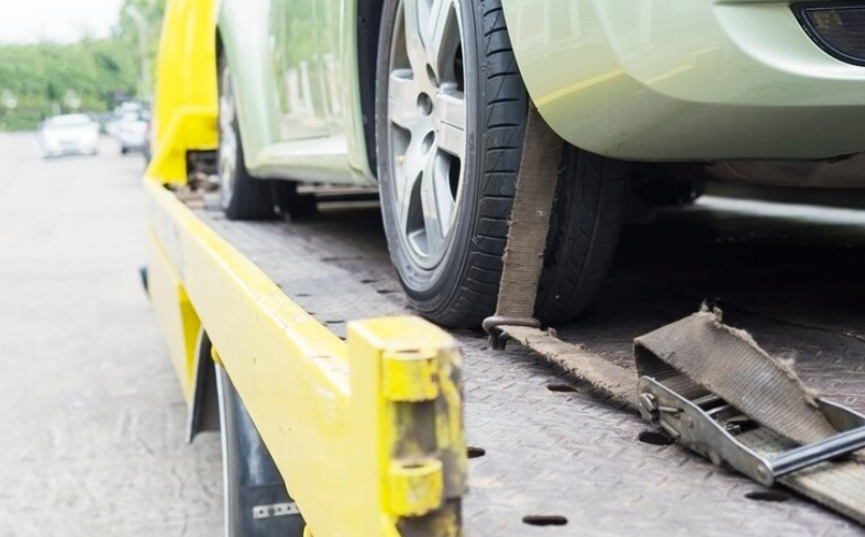 Prix d&rsquo;un remorquage auto : tarifs et suppléments