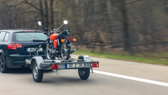 Attelage remorque escamotable électrique : le luxe invisible