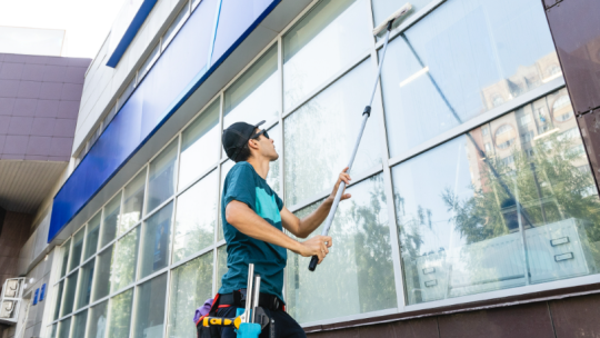 Nettoyage de vitres et façades d&rsquo;immeubles : une solution sur-mesure pour les professionnels