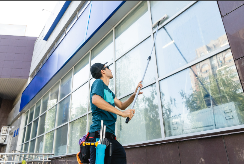 Nettoyage de vitres et façades d&rsquo;immeubles : une solution sur-mesure pour les professionnels