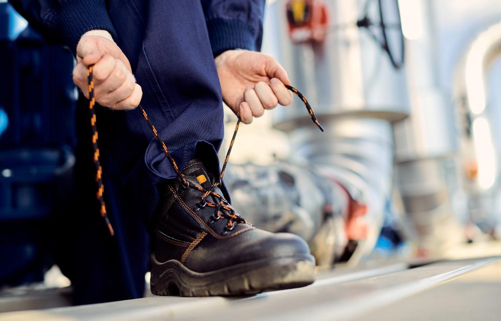 Manutention lourde : l&rsquo;importance des chaussures de sécurité