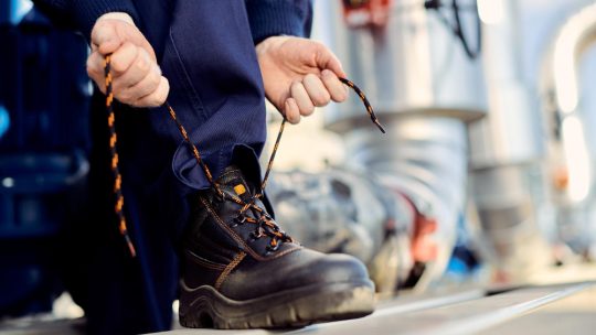 Manutention lourde : l&rsquo;importance des chaussures de sécurité