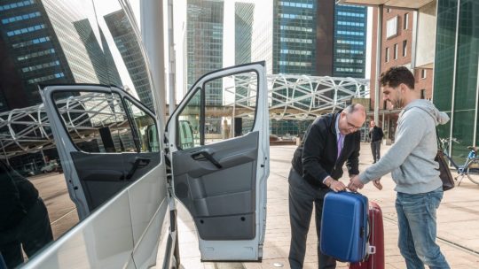 Pourquoi le transfert gare avec chauffeur privé surpasse les transports en commun