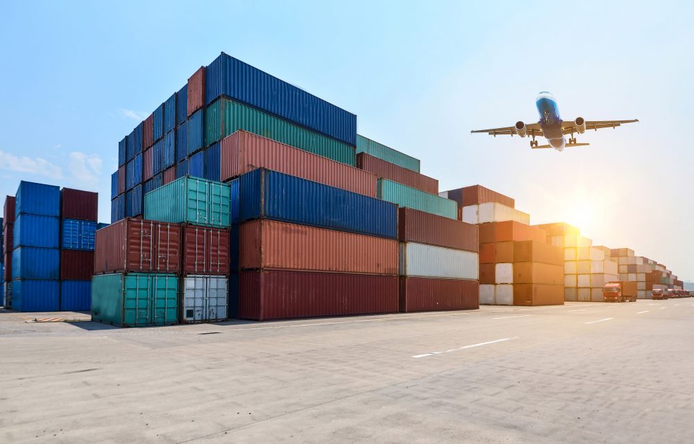 Transport aérien vs transport maritime : le comparatif définitif