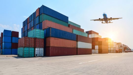 Transport aérien vs transport maritime : le comparatif définitif